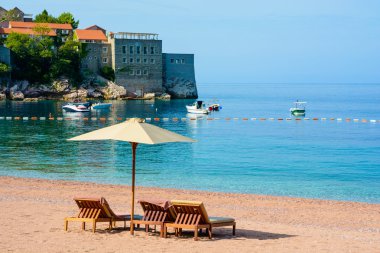 Güzel bir plaj şemsiye Karadağ, Balkanlar, Adriyatik Denizi ile.