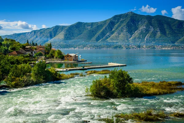 Puerto y río de montaña en la bahía de Boka Kotor (Boka Kotorska), Montenegro, Europa . — Foto de Stock