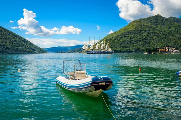 Puerto y barco en la bahía de Boka Kotor (Boka Kotorska), Montenegro , —  Fotos de Stock