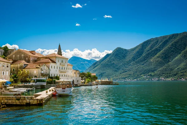 Hafen in perast in boka kotor bay (boka kotorska), montenegro, europa. — Stockfoto