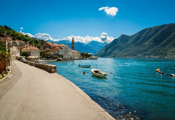 Puerto y barcos en la bahía de Boka Kotor (Boka Kotorska), Montenegro, Europa . —  Fotos de Stock