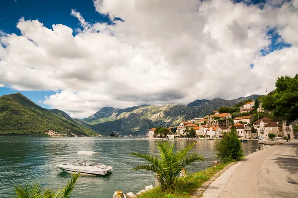 Puerto y yates en la bahía Boka Kotor (Boka Kotorska), Montenegro, Europa . —  Fotos de Stock