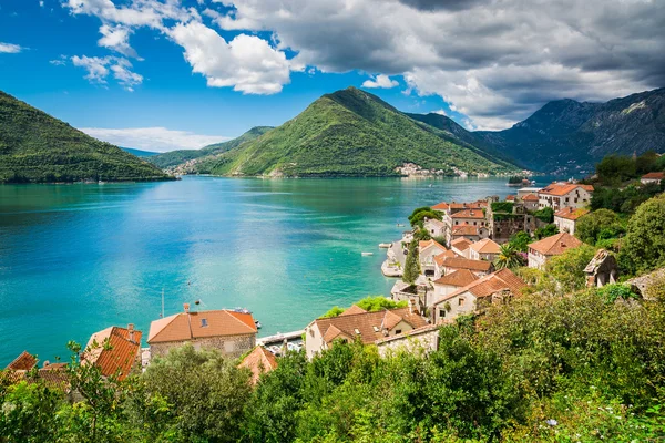 Porto nella baia di Boka Kotor (Boka Kotorska), Montenegro, Europa . — Foto Stock