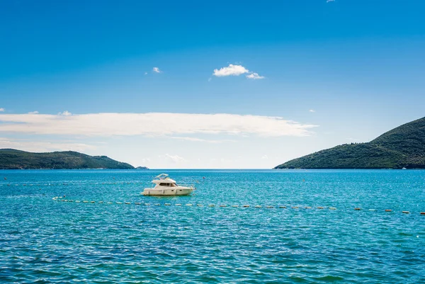 Puerto en la bahía de Boka Kotor (Boka Kotorska), Montenegro, Europa . —  Fotos de Stock