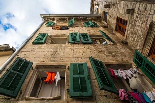 Asciugatura della biancheria intima sulla corda nel vecchio cortile in Montenegro, Europa — Foto Stock