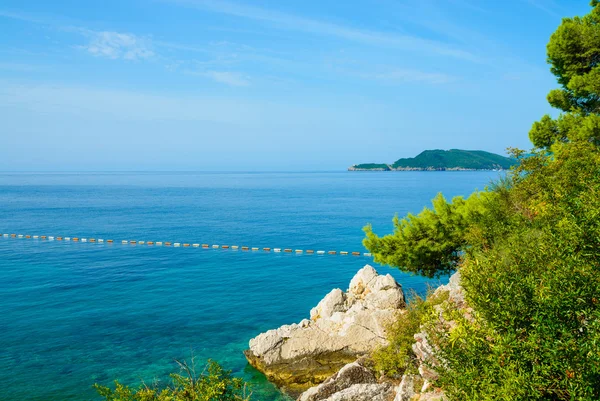 Zeegezicht en stenen in Montenegro, Europa. — Stockfoto