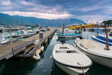 Deniz manzarası ve fırtına bulutları Karadağ, Europe. 