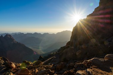 Mısır, Sina, Mount Moses. Moses dağ ve dawn - sabah güneş ışınları gökyüzü ile hangi hacılar tırmanmaya yoldan görüntülemek.