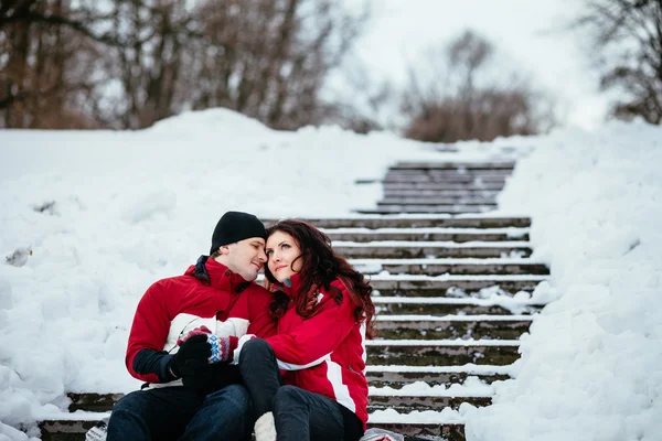 Модный портрет молодой чувственной пары в холодную зимнюю погоду. Любовь и поцелуй . — стоковое фото