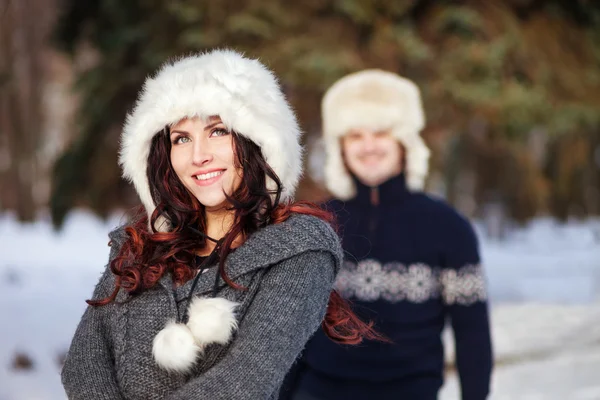 Открытый модный портрет молодой чувственной пары в холодную зиму — стоковое фото