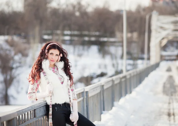 Portrait de mode en plein air de jeune couple sensuel par temps froid d'hiver. Amour et baiser . — Photo