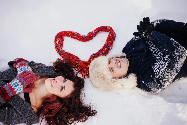 Модный портрет молодой чувственной пары в холодную зимнюю погоду. Любовь и поцелуй . — стоковое фото