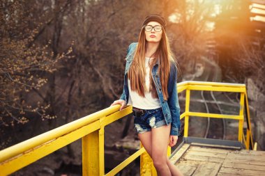 Genç ve güzel kız, parlak hipster yağma elbise, kentsel arka plan açık hava yaşam tarzı portresi.