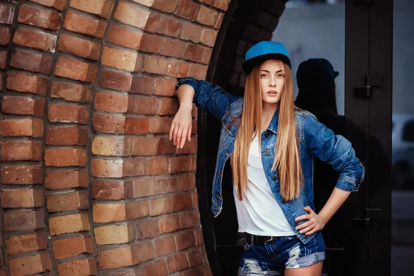 Utomhus mode livsstil porträtt av ganska ung flicka, klädd i hipster swag grunge stil urban bakgrund. — Stockfoto