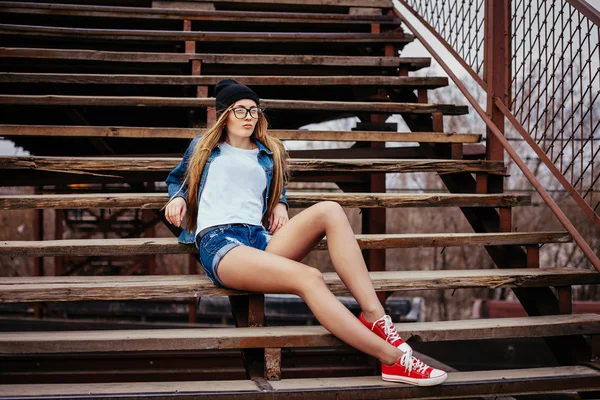 Outdoor fashion lifestyle portrait of pretty young girl, wearing in hipster swag grunge style urban background. — Stock Photo, Image