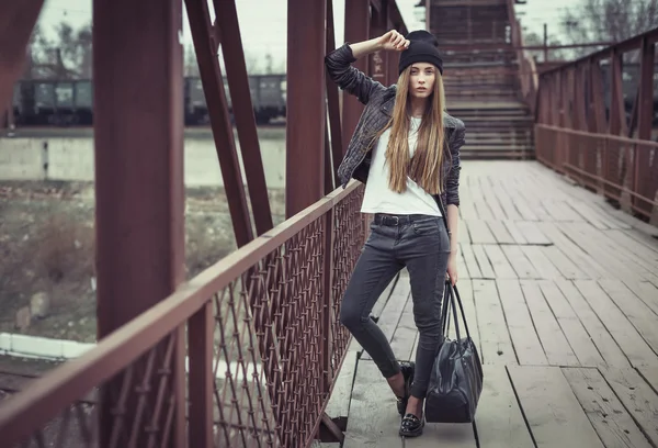 Portrait style de vie en plein air de jolie jeune fille, portant dans le style hipster swag fond urbain de style grunge. Image tonique vintage rétro, simulation de film . — Photo