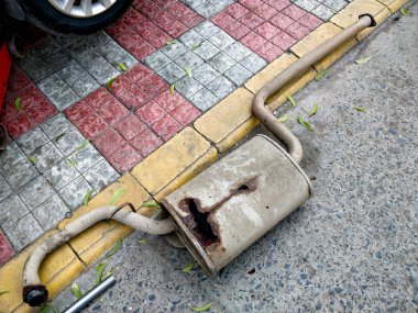 Yeni & eski araba susturucusunun yanı sıra araçlar.