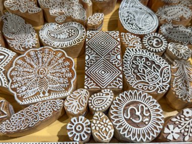 Çeşitli dizayn ve sembollere sahip ahşap pul koleksiyonu. Pullar daha büyük bir dizayn ya da şablonun parçası gibi görünecek şekilde düzenlenmiş. Sahne, yaratıcılık ve işçiliğin bir parçasıdır.