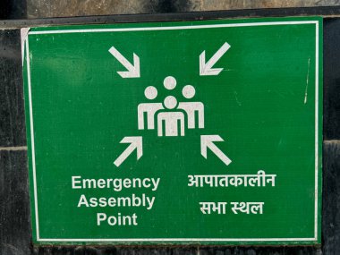 Sağı gösteren beyaz oklu yeşil bir işaret ve kırmızı ile yazılmış 