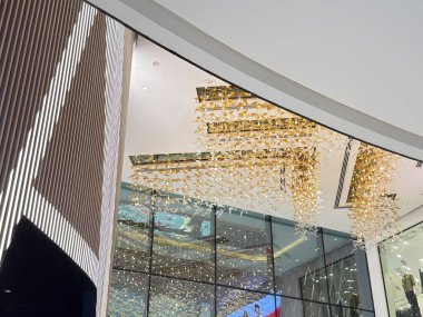 Binanın tavanında büyük bir avize asılı. Avize altından yapılmıştır ve çok süslenmiştir. Bina büyük ve modern bir yapıdır ve birçok cam penceresi vardır.