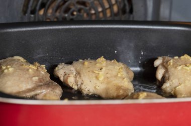 Fırında sarımsak soslu tavuk budu.