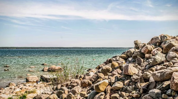 Güneşli Bir Günde Deniz Kıyısındaki Kayalıklar Tepesinde — Stok fotoğraf