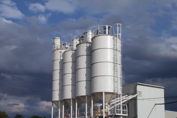 Tillverkning, silos cement — Stockfoto