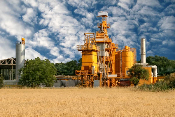 Landskap med med fabriken och tornet silo — Stockfoto