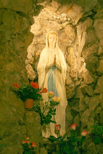 Une statue de la Vierge Marie — Photo