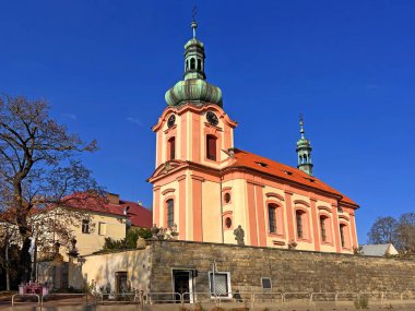 Prag 'daki All Saints Kilisesi. Çarmıhta İsa 'nın heykeli olan Roma Katolik cemaati. Arka planda da da kalenin bir kısmı..