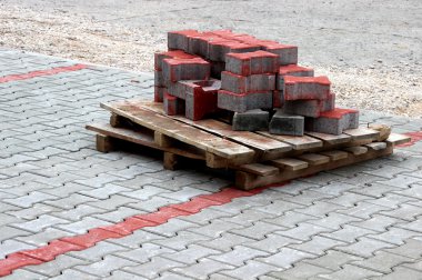Palet üzerindeki beton h blok