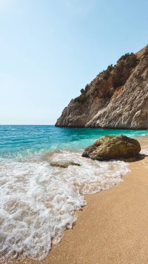 Bir deniz kıyısı, kayalar ve dalgalar