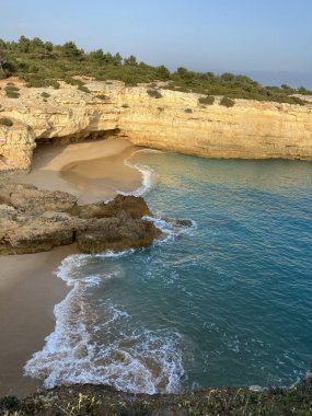 Algarve 'deki kayalar ve okyanus