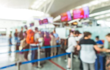 Yolcular ve Kalabalık Kontrol Bariyerleriyle Bulanık Havalimanı Kayıt Sayaçları Seyahat ve Ulaşım Hataları.