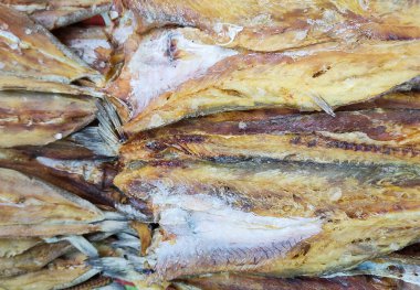 Kurutulmuş balık yakından görülüyor. Asya pazarında kurutulmuş balık..