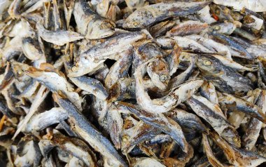Kurutulmuş küçük balık. Asya pazarında küçük kurutulmuş balık..