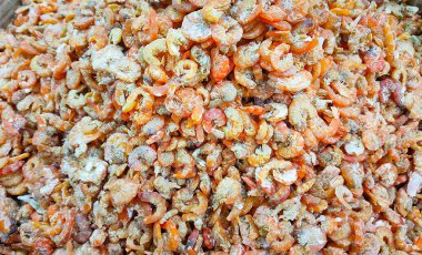 Kurutulmuş küçük karides. Kurutulmuş karides pişirmeye hazır..