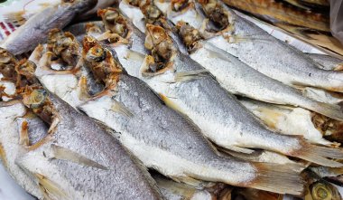 Kurutulmuş balık. Asya pazarında kurutulmuş balık..