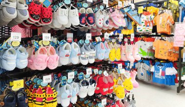 BANGKOK, THAILAND - 20 Mayıs 2021 - Bebek bezi bölümünde bebek ayakkabısı koleksiyonu.