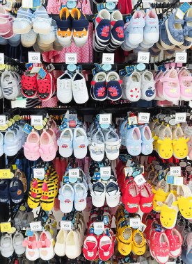 BANGKOK, THAILAND - 20 Mayıs 2021 - Bebek bezi bölümünde bebek ayakkabısı koleksiyonu.