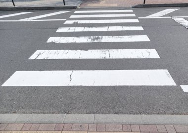 Zebra geçidi, asfalt yolda solmuş. Önce güvenlik ya da ulaşım konsepti için arka plan..