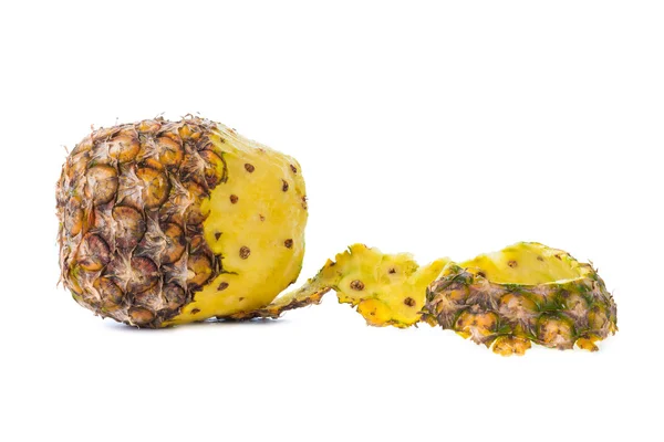 Sbucciare l'ananas isolato su sfondo bianco — Foto Stock