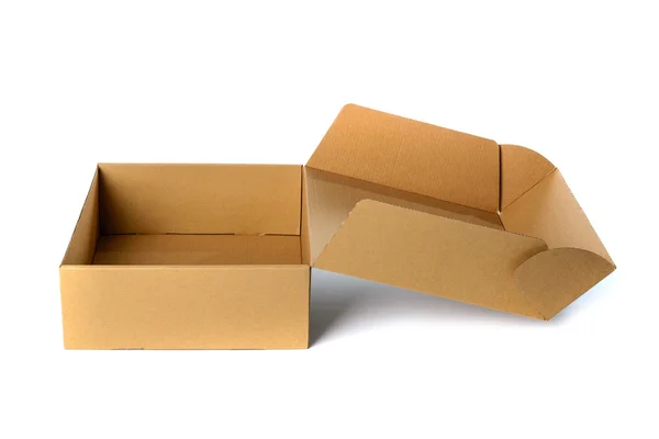 Открытая картонная коробка или коричневая бумажная коробка на белом фоне — стоковое фото