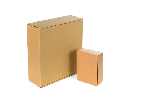 Закрита дві великі і маленькі картонні коробки або коричнева паперова коробка ізолат — стокове фото