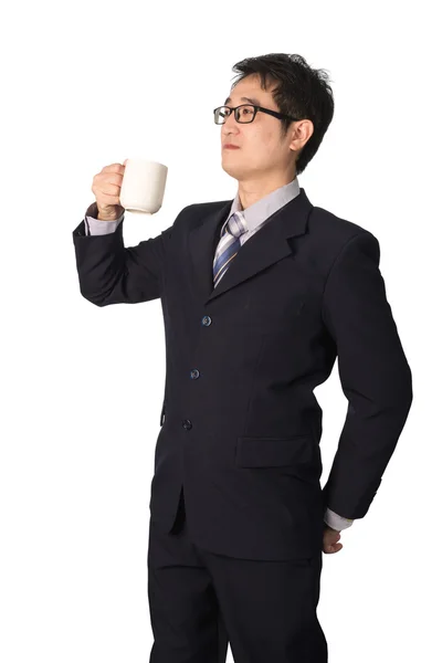 Tankeväckande asiatiska affärsman holding kopp kaffe och ser en — Stockfoto