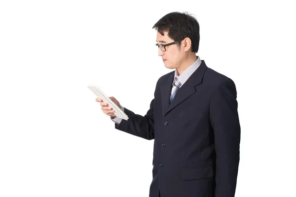 Asiático hombre de negocios leyendo cuaderno o diario para comprobar, isolat — Foto de Stock