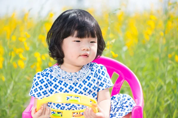 Menina asiática bonito no campo de flores de girassol amarelo — Fotografia de Stock