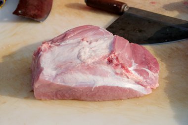 kesme tahtası üzerinde çiğ domuz eti