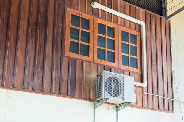 Unidades de ar condicionado instaladas fora da casa — Fotografia de Stock