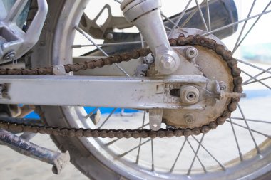 Motosiklet zincir halkası ile arka tekerlek